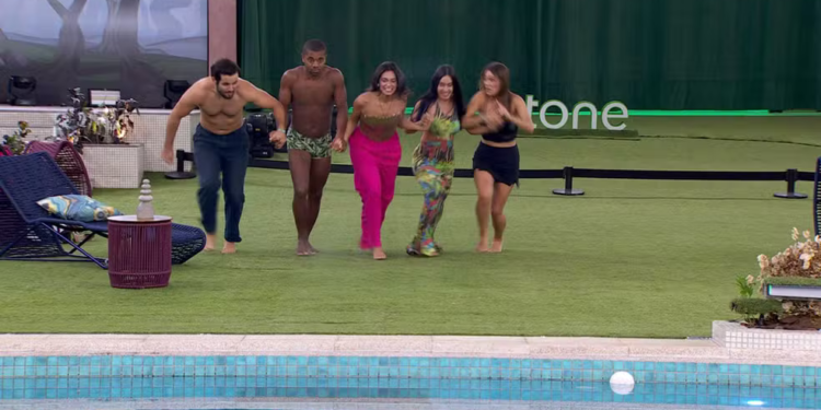 BBB: Após permanência de Isabelle Nogueira, brothers comemoram na piscina