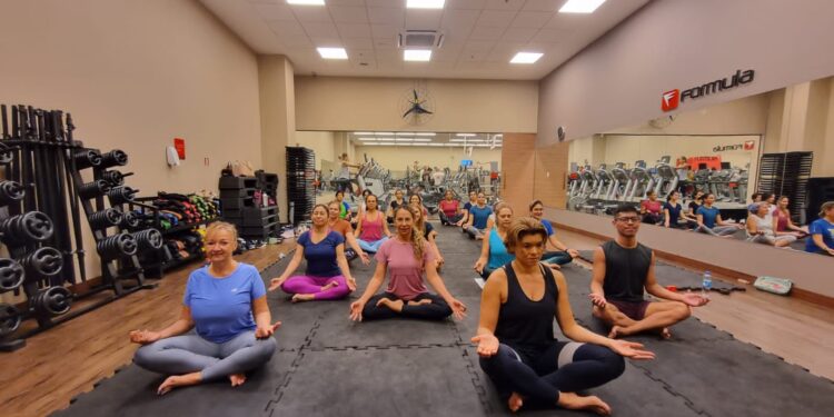 Fórmula Academia e CrossFit Ponta Negra realizam aula de Yoga e Pilates gratuitas, neste sábado (09)