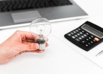 Serasa dá auxílio de R$ 100 para quem pagar contas de água, energia, gás, telefone e internet