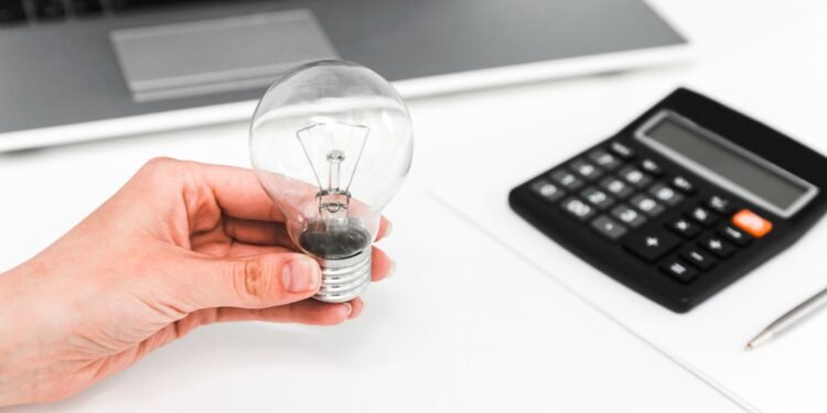 Serasa dá auxílio de R$ 100 para quem pagar contas de água, energia, gás, telefone e internet