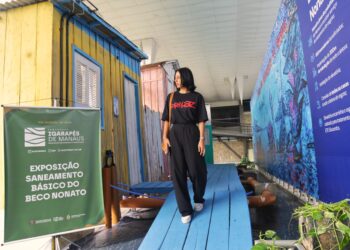 Exposição em tamanho real do Beco Nonato é exibida no TCE-AM em seminário sobre igarapés