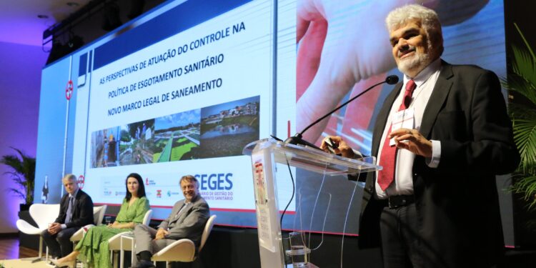 Conselheiro do TCE-AM palestra em seminário ambiental realizado em Santa Catarina