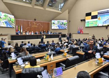 Yara Lins prestigia solenidade de entrega da Medalha Ruy Araújo ao procurador-geral de Justiça