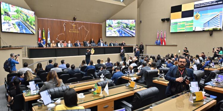 Yara Lins prestigia solenidade de entrega da Medalha Ruy Araújo ao procurador-geral de Justiça