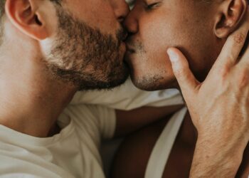 Especialista recomenda: beijar traz inúmeros benefícios para a saúde