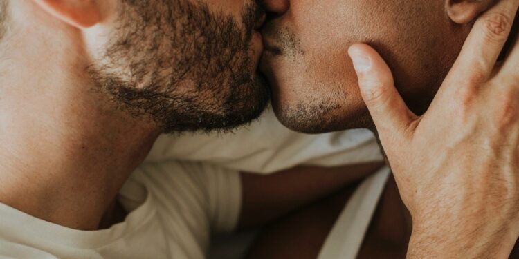 Especialista recomenda: beijar traz inúmeros benefícios para a saúde