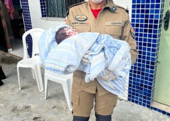 Em Manaus, bombeiros resgatam recém-nascido deixado dentro de uma caixa