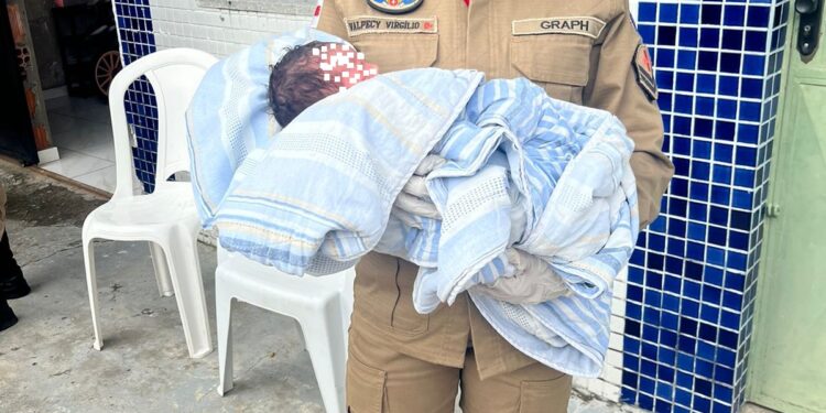 Em Manaus, bombeiros resgatam recém-nascido deixado dentro de uma caixa