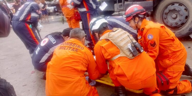 Em Manaus, bombeiros resgatam homem preso embaixo da roda de caçamba