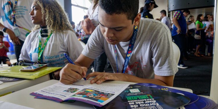 Shopping Ponta Negra realiza atendimento para emissão de carteira para pessoas com autismo