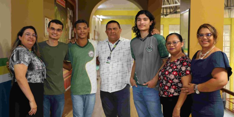 Escola estadual projeta teclado musical voltado para alunos com deficiência auditiva, visual e intelectual