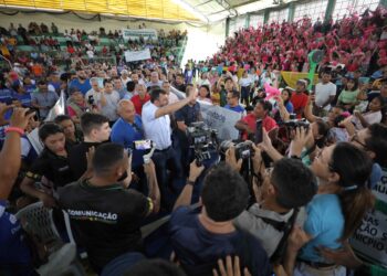 Em Novo Airão, Wilson Lima concede mais de 120 títulos definitivos de moradia e realiza entregas que somam R$ 34 milhões