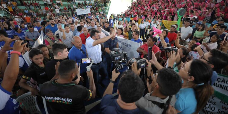 Em Novo Airão, Wilson Lima concede mais de 120 títulos definitivos de moradia e realiza entregas que somam R$ 34 milhões