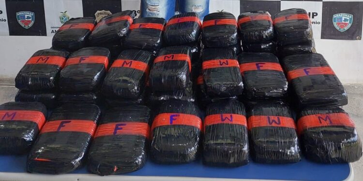 Polícias Civil e Federal apreendem drogas em porto de Santo Antônio do Içá (AM)