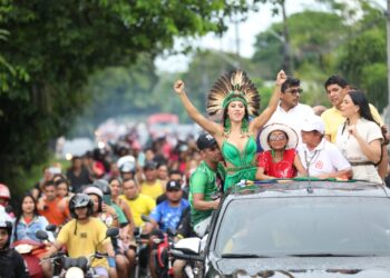 População de Parintins foi às ruas para exaltar Isabelle Nogueira neste domingo