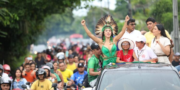 População de Parintins foi às ruas para exaltar Isabelle Nogueira neste domingo