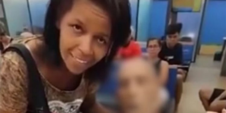 Mulher que levou cadáver a banco diz que idoso queria dinheiro para comprar TV