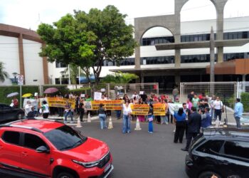 Manaus: AspromSindical faz protesto contra proposta de reajuste salarial de 1,25% aos professores