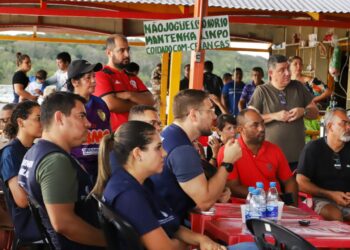GT dos Flutuantes da DPE-AM realiza primeira visita com moradores e comerciante do Tarumã-Açu
