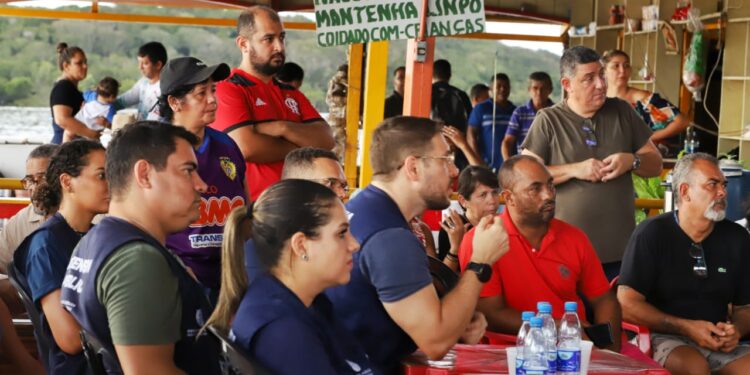 GT dos Flutuantes da DPE-AM realiza primeira visita com moradores e comerciante do Tarumã-Açu