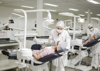 Dia do Beijo: dicas para manter uma boca saudável e beijar com confiança