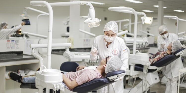 Dia do Beijo: dicas para manter uma boca saudável e beijar com confiança