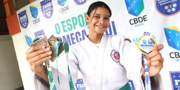 Judoca Aliany Silva, de Carauari-AM, celebra medalhas no Brasileiro Regional e na seletiva dos JEB’s
