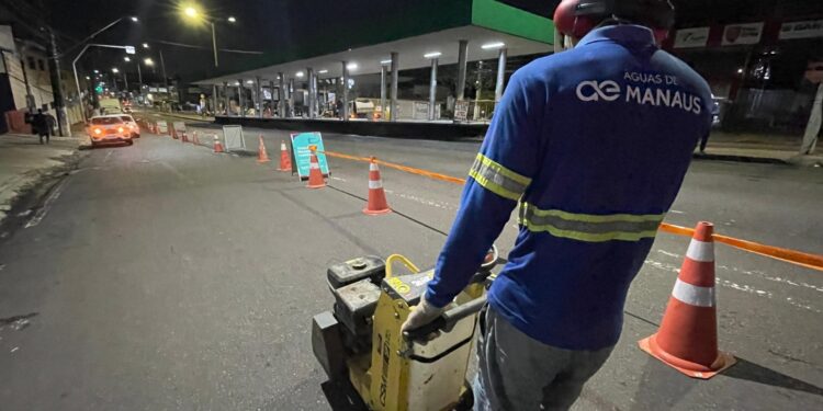 Obras de implantação de redes de esgoto avançam para novo trecho da Avenida Constantino Nery