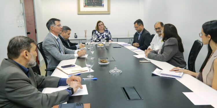 TCE reúne equipe da Educação para discutir irregularidades encontradas em escola