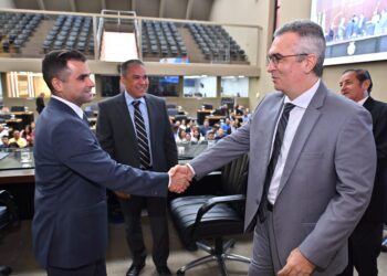 Servidor do Tribunal de Contas recebe medalha Ruy Araújo na Aleam