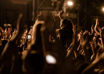 Cerca de 46% dos brasileiros destinam dinheiro para shows e festivais de música, revela pesquisa da Serasa