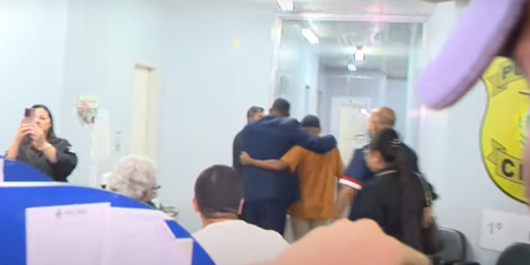 Djidja Cardoso: Cabeleireiro suspeito de pertencer a seita se entrega à polícia