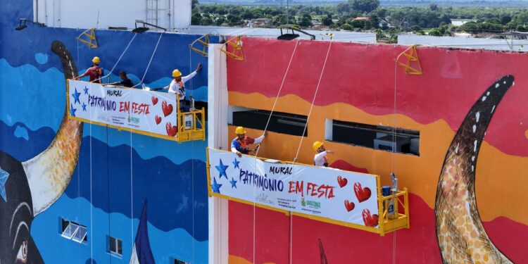 57º Festival de Parintins: Bumbódromo recebe time de artistas para pintura da marca oficial do evento