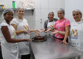 Encerramento do curso de gastronomia que apoia mães solos venezuelanas a abrirem o próprio negócio