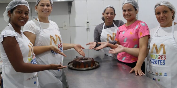 Encerramento do curso de gastronomia que apoia mães solos venezuelanas a abrirem o próprio negócio