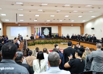 Corregedor do TCE-AM participa da posse de membro titular do TRE-AM