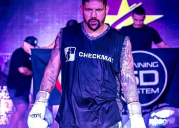 Polícia divulga imagem de lutador de MMA procurado por agredir fisicamente e ameaçar de morte a ex-namorada