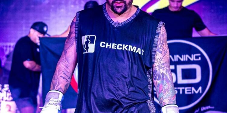 Polícia divulga imagem de lutador de MMA procurado por agredir fisicamente e ameaçar de morte a ex-namorada