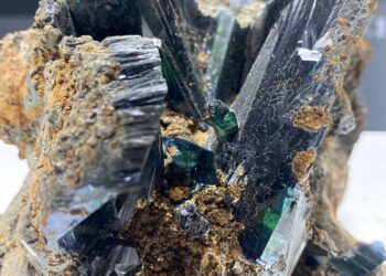 Quase uma tonelada de pedra do mineral vivianita é apreendida em embarcação no Rio Negro