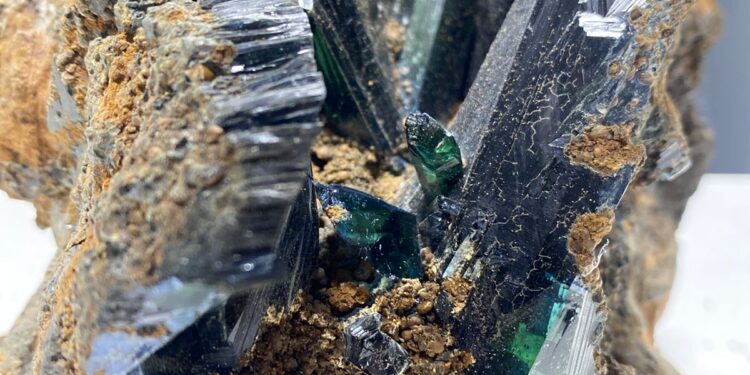 Quase uma tonelada de pedra do mineral vivianita é apreendida em embarcação no Rio Negro