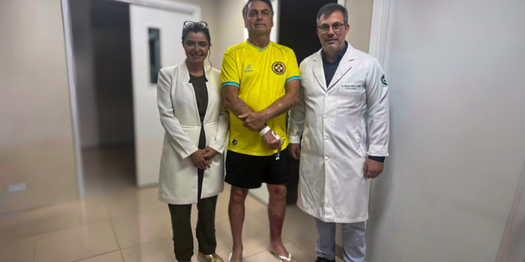 Bolsonaro é levado de Manaus a SP para tratar erisipela e obstrução intestinal