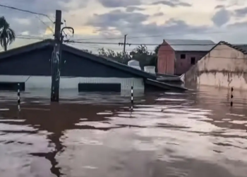 Nível da água não baixa e mais bairros de Porto Alegre ficam alagados
