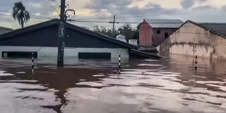 Nível da água não baixa e mais bairros de Porto Alegre ficam alagados