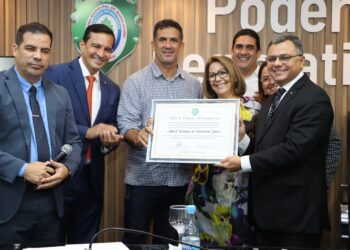 PMAM deflagra operação Choque de Ordem em praça no Centro de Manaus 