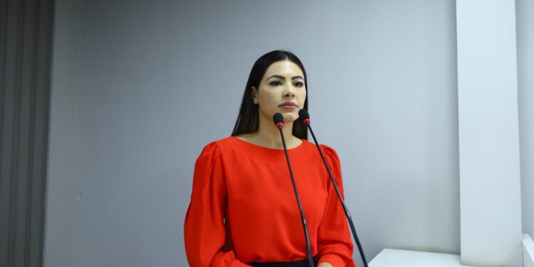 Brena Dianná cobrou a manutenção dos prédios e patrimônios públicos de Parintins