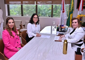 Presidente do TCE-AM empossa nova auditora técnica de controle externo