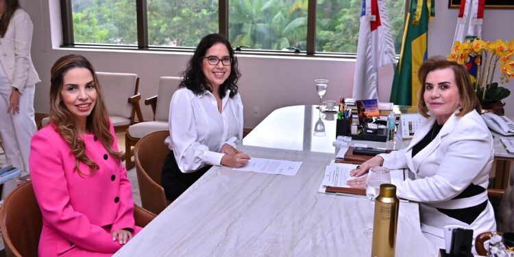 Presidente do TCE-AM empossa nova auditora técnica de controle externo