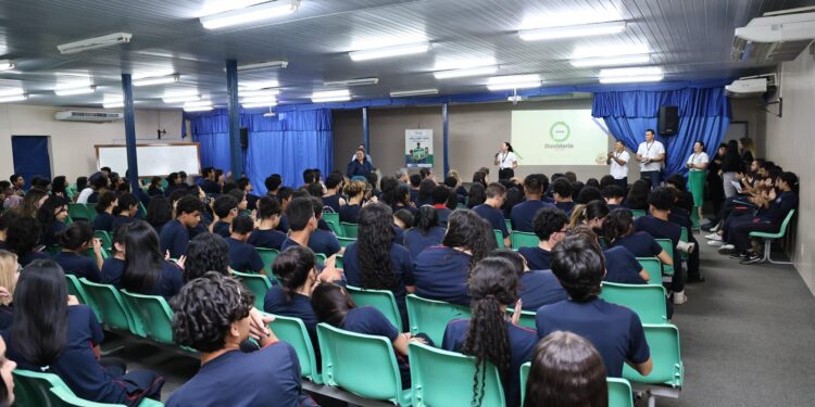 Ouvidoria do TCE-AM conclui mais uma ação do programa Aluno Ouvidor em Manaus