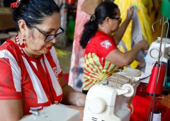 Parintins: Galpões dos bois-bumbás impulsionam geração de emprego e renda na ilha