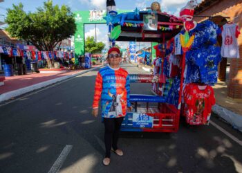 Festival de Parintins 2024: “Me sinto privilegiada e feliz”, diz a única mulher a conduzir triciclo na ilha